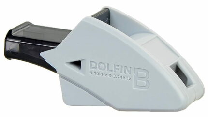 Dominez le terrain avec le sifflet Dolfin B gris. Son design sans bille offre une puissance sonore instantanée et une fiabilité exceptionnelle pour arbitrer avec une précision absolue, même dans les stades les plus bruyants.